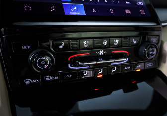 Подержанный автомобиль Jeep Grand Cherokee 2023 года (19 фото)