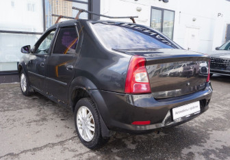 Подержанный автомобиль Renault Logan Sedan 2010 года (7 фото)