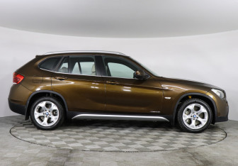 Подержанный автомобиль BMW X1 2009 года (6 фото)