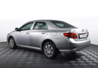 Подержанный автомобиль Toyota Corolla Sedan 2007 года (7 фото)