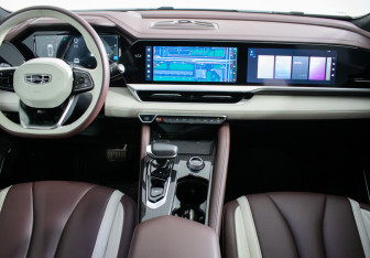 Подержанный автомобиль Geely Monjaro 2023 года (11 фото)