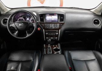 Подержанный автомобиль Nissan Pathfinder 2014 года (8 фото)