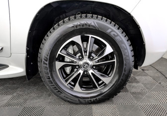 Подержанный автомобиль Toyota Land Cruiser Suv 2016 года (18 фото)