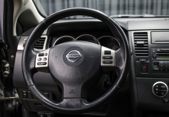 Подержанный автомобиль Nissan Tiida Hatchback 2007 года (16 фото)