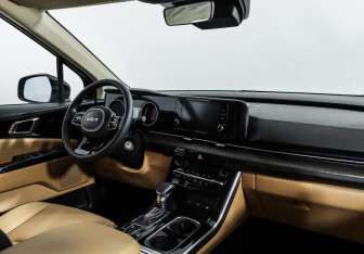 Подержанный автомобиль Kia Carnival 2022 года (8 фото)