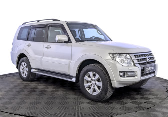 Подержанный автомобиль Mitsubishi Pajero 2015 года (3 фото)
