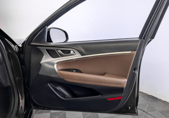 Подержанный автомобиль Genesis G70 2019 года (25 фото)