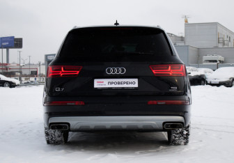 Подержанный автомобиль Audi Q7 2016 года (6 фото)
