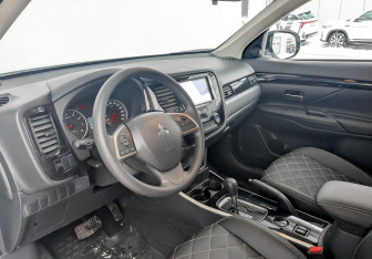 Подержанный автомобиль Mitsubishi Outlander 2022 года (16 фото)
