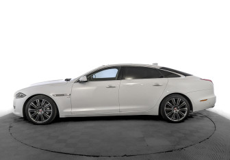 Подержанный автомобиль Jaguar XJ 2017 года (8 фото)