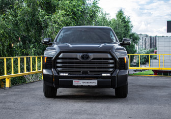 Подержанный автомобиль Toyota Tundra 2022 года (2 фото)