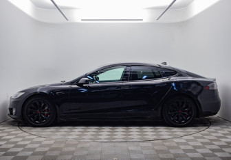 Подержанный автомобиль Tesla Model S 2018 года (2 фото)