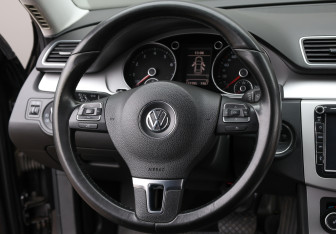 Подержанный автомобиль Volkswagen Passat Sedan 2011 года (17 фото)