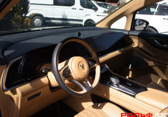 Подержанный автомобиль Voyah Dream 2023 года (13 фото)