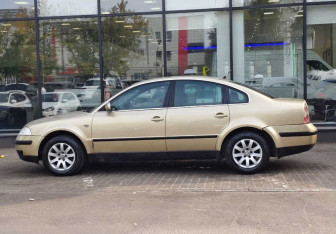 Подержанный автомобиль Volkswagen Passat Sedan 2002 года (5 фото)