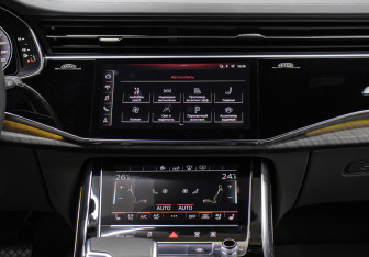 Подержанный автомобиль Audi Q8 2020 года (15 фото)