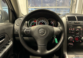 Подержанный автомобиль Suzuki Grand Vitara 2009 года (17 фото)