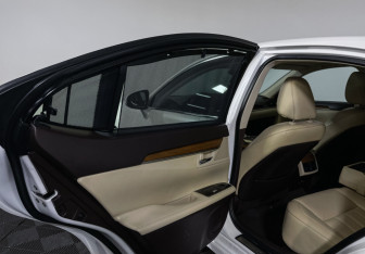 Подержанный автомобиль Lexus ES 2015 года (17 фото)