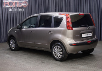 Подержанный автомобиль Nissan Note 2006 года (7 фото)