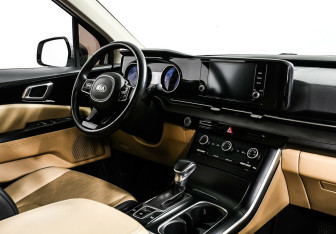 Подержанный автомобиль Kia Carnival 2020 года (7 фото)
