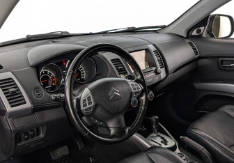 Подержанный автомобиль Citroen C-Crosser 2011 года (15 фото)