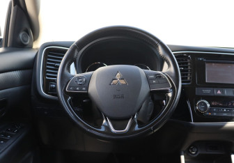 Подержанный автомобиль Mitsubishi Outlander 2015 года (14 фото)