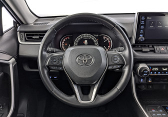 Подержанный автомобиль Toyota RAV4 2021 года (21 фото)