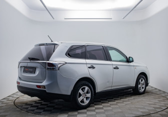 Подержанный автомобиль Mitsubishi Outlander 2014 года (5 фото)