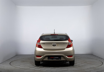 Подержанный автомобиль Hyundai Solaris Hatchback 2011 года (6 фото)