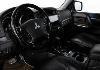 Подержанный автомобиль Mitsubishi Pajero 2013 года (7 фото)