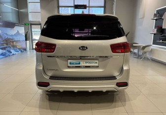 Подержанный автомобиль Kia Carnival 2018 года (5 фото)