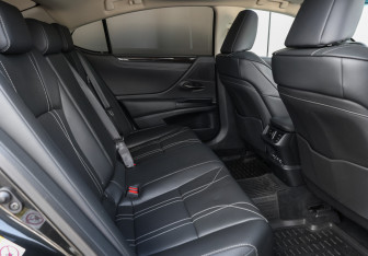 Подержанный автомобиль Lexus ES 2018 года (10 фото)