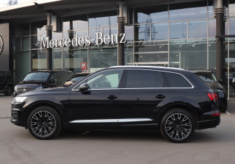Подержанный автомобиль Audi Q7 2015 года (8 фото)