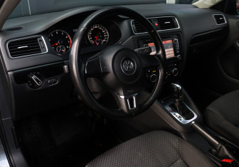 Подержанный автомобиль Volkswagen Jetta Sedan 2012 года (14 фото)