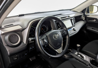 Подержанный автомобиль Toyota RAV4 2018 года (17 фото)