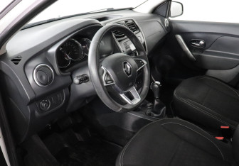 Подержанный автомобиль Renault Logan Sedan 2019 года (9 фото)