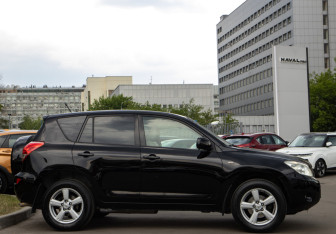 Подержанный автомобиль Toyota RAV4 2006 года (3 фото)