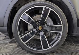Подержанный автомобиль Porsche Cayenne 2024 года (12 фото)