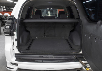 Подержанный автомобиль Toyota Land Cruiser Prado 2011 года (10 фото)