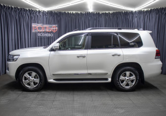 Подержанный автомобиль Toyota Land Cruiser Suv 2020 года (8 фото)