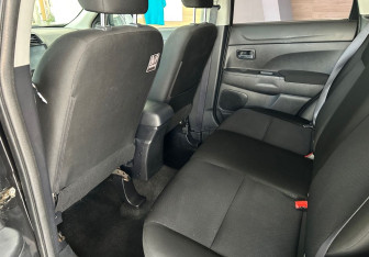 Подержанный автомобиль Mitsubishi ASX 2011 года (12 фото)