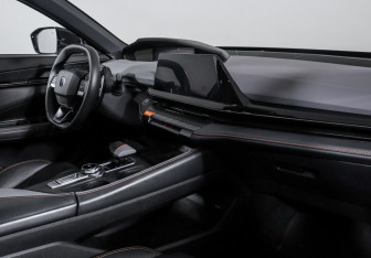 Подержанный автомобиль Changan UNI-V 2023 года (9 фото)