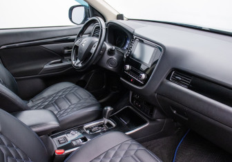 Подержанный автомобиль Mitsubishi Outlander 2021 года (9 фото)