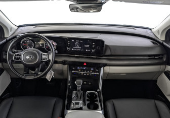 Подержанный автомобиль Kia Carnival 2021 года (14 фото)
