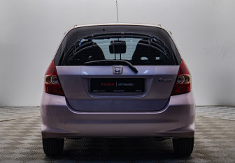 Подержанный автомобиль Honda Jazz 2008 года (4 фото)