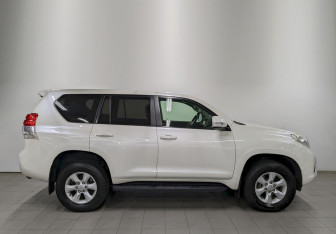 Подержанный автомобиль Toyota Land Cruiser Prado 2012 года (4 фото)