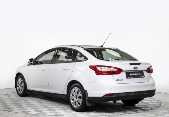 Подержанный автомобиль Ford Focus Sedan 2013 года (19 фото)