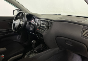 Подержанный автомобиль Kia Rio Sedan 2010 года (9 фото)