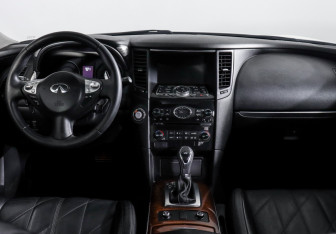 Подержанный автомобиль Infiniti FX 2012 года (12 фото)