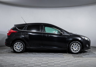 Подержанный автомобиль Ford Focus Hatchback 2012 года (4 фото)
